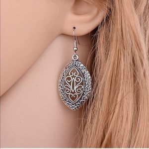 💎 Vintage Carved Hollow Waterdrop Earrings